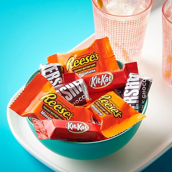 HERSHEY'S, KIT KAT and REESE'S Assorted Milk Chocolate Candy Bulk Bag, 80.32 oz (265 Pieces) - Image 2
